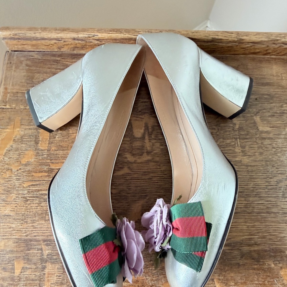 Gucci Silver Leather Pumps with Green-Red Ribbon and Lilac Flower - Picture 8 of 8